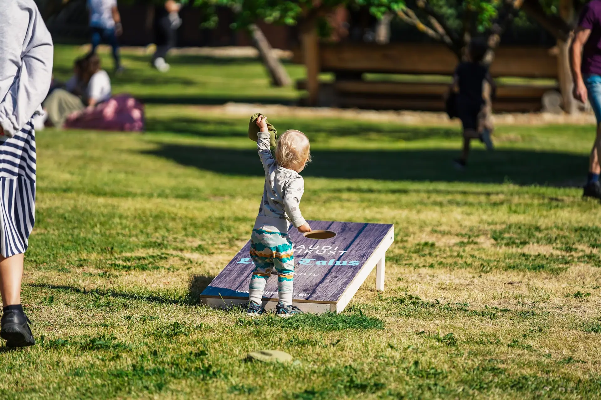 Laps mängib cornhole’i