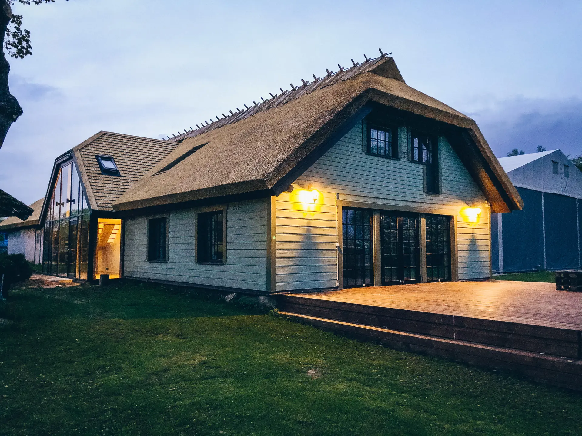 Peamaja õhtul, valgustatud terrass