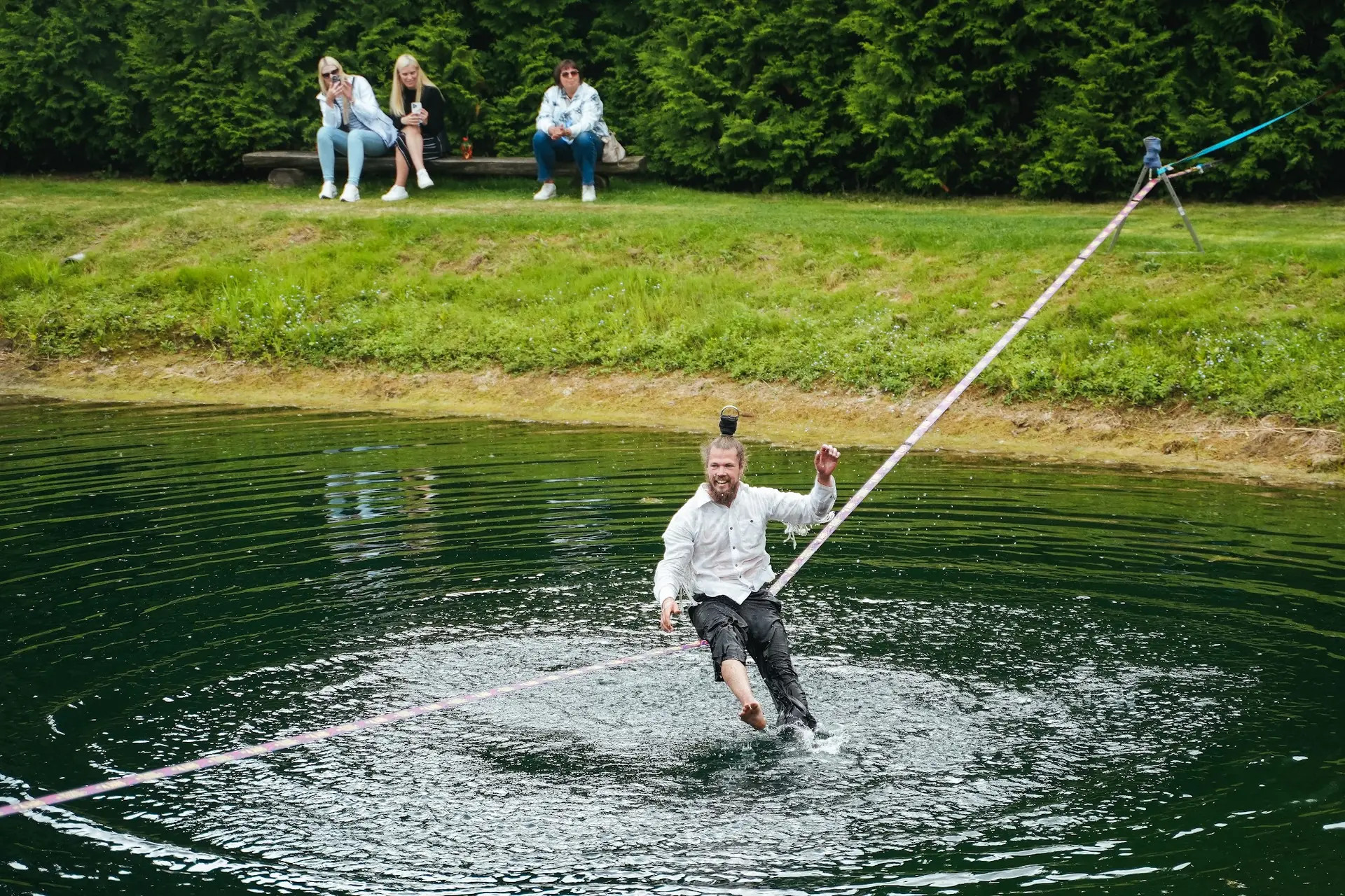 Suvepäevad: köisraja võistlus üle tiigi